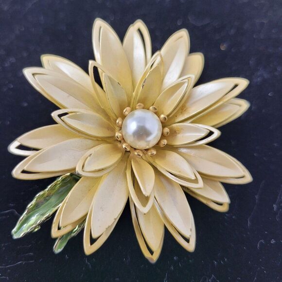 Vintage 3D Pearlized Beige Enamel Flower Brooch Pin Faux Pearl Center Collectibl - Picture 1 of 11